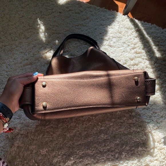 brown coach bag with golden undertones - Picture 3 of 7